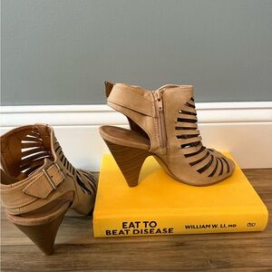 Stylish Tan Heeled Sandals